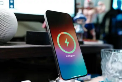 蓟州苹果15换屏服务分享用什么充电器给iPhone15充电更好 